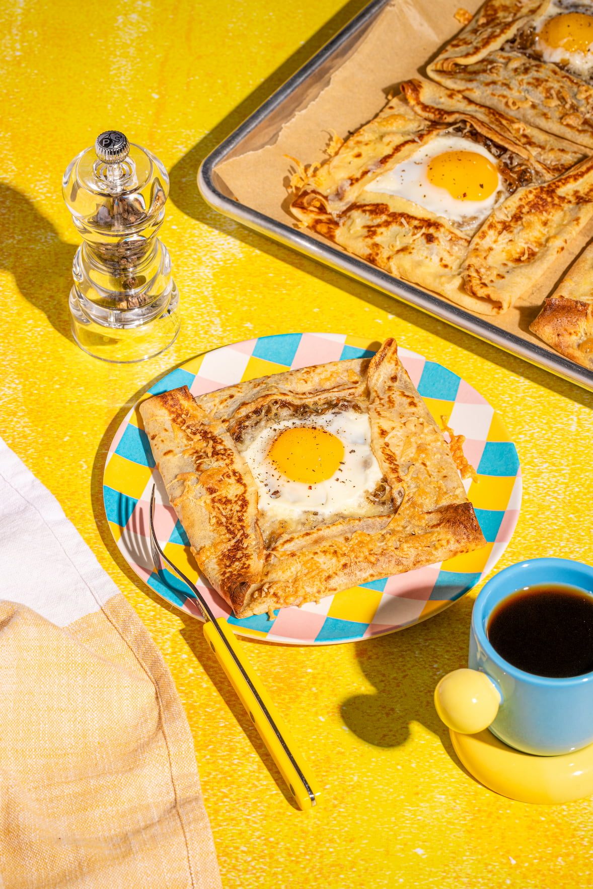 Carré de crêpe déjeuner aux oeufs avec oignons caramélisés