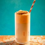 Chaï latté glacé avec mousse à la citrouille