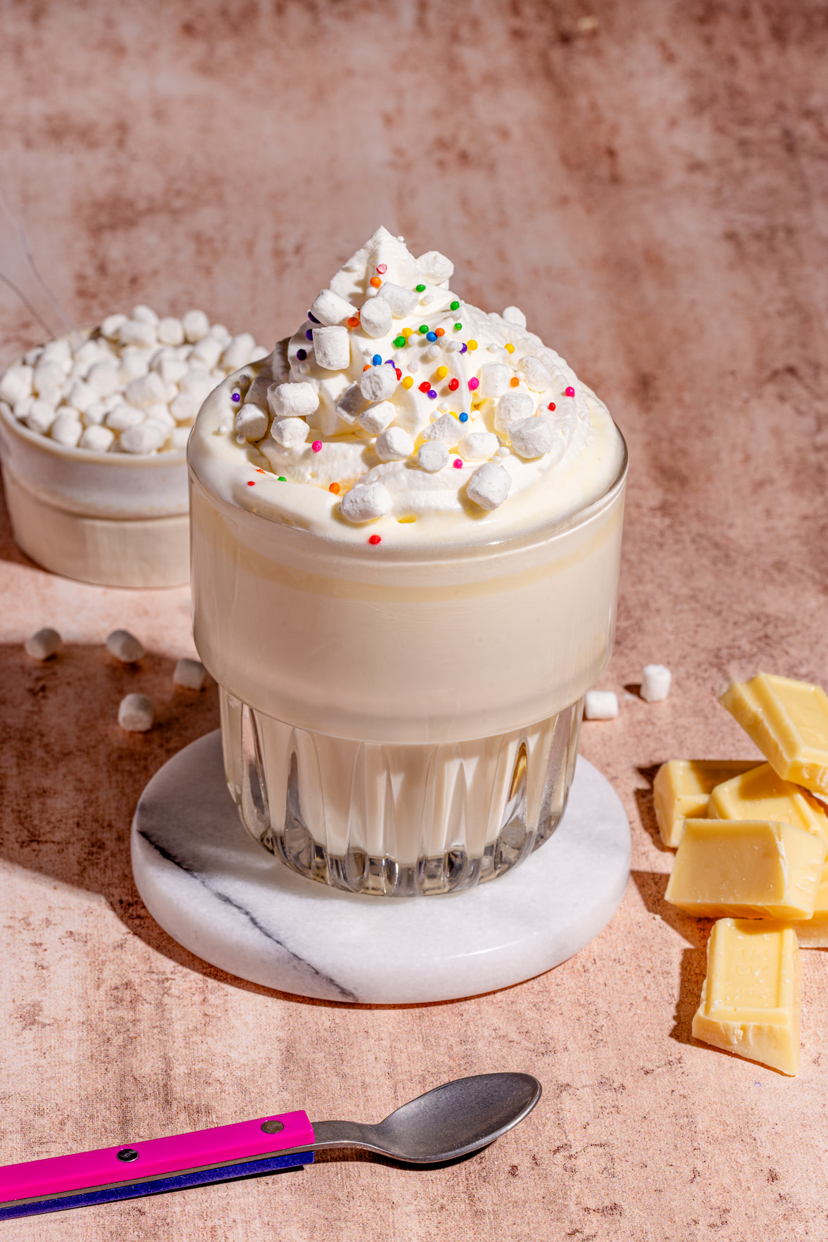 Tasse de chocolat chaud blanc crémeux garnie de crème fouettée