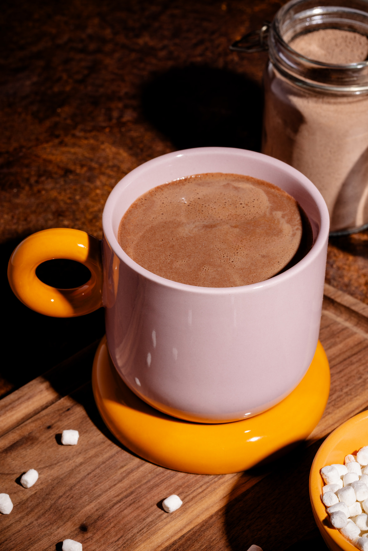 Pot cadeau de mélange de chocolat chaud maison avec poudre de cacao et chocolat haché