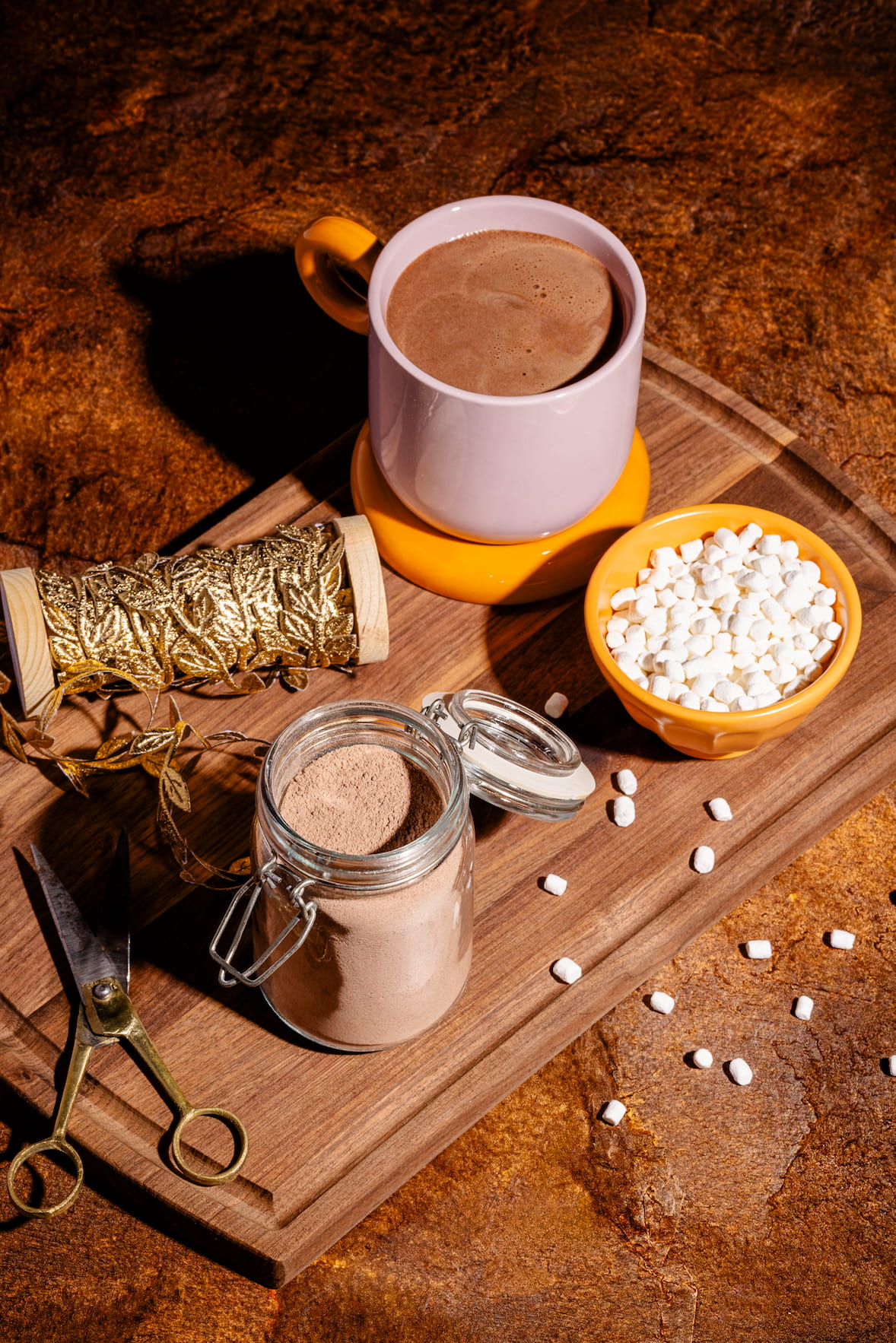 Pot cadeau de mélange de chocolat chaud maison avec poudre de cacao et chocolat haché