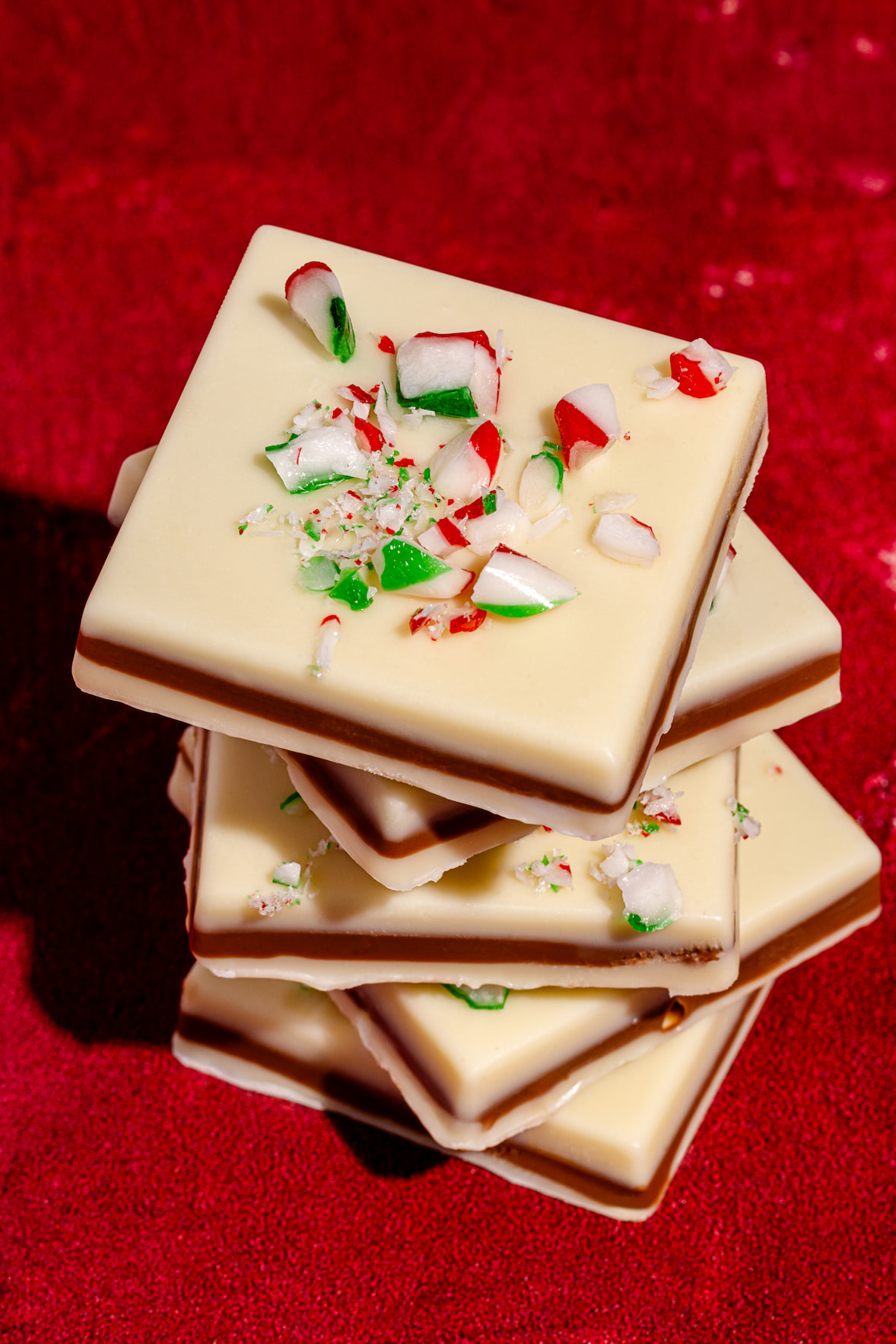 Écorces de chocolat à la menthe poivrée décorées d’éclats de cannes de bonbon rouges et blanches.