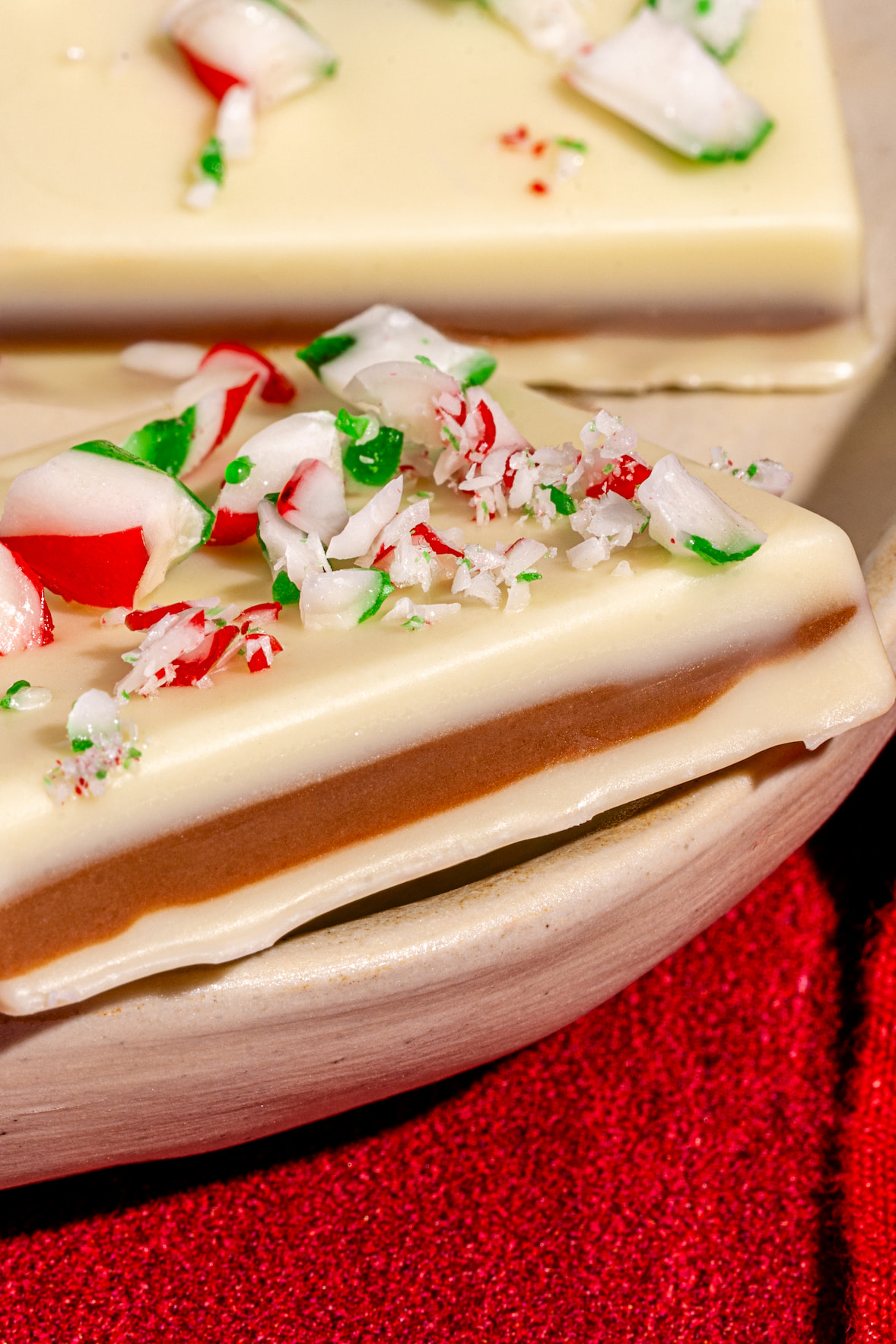 Écorces de chocolat à la menthe poivrée décorées d’éclats de cannes de bonbon rouges et blanches.