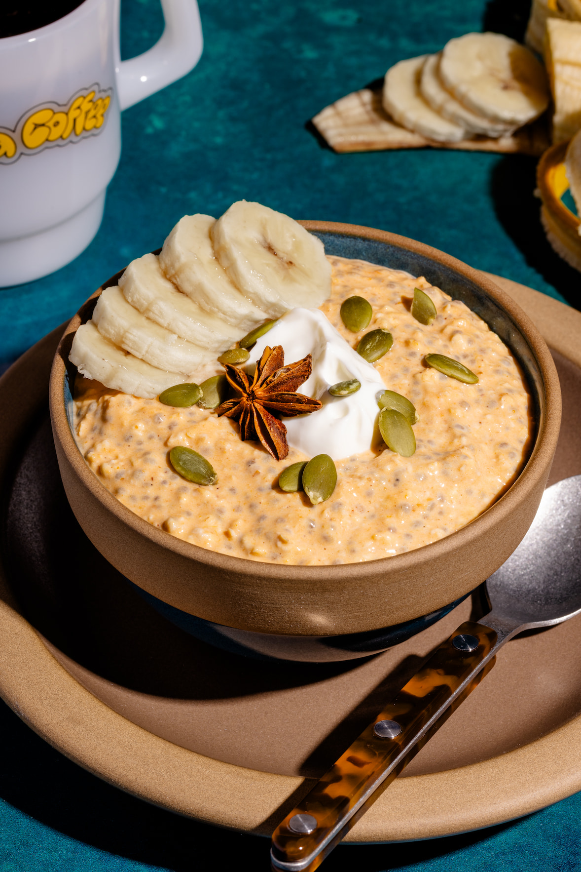 Gruau overnight à la citrouille épicée garni de bananes pour un déjeuner automnal