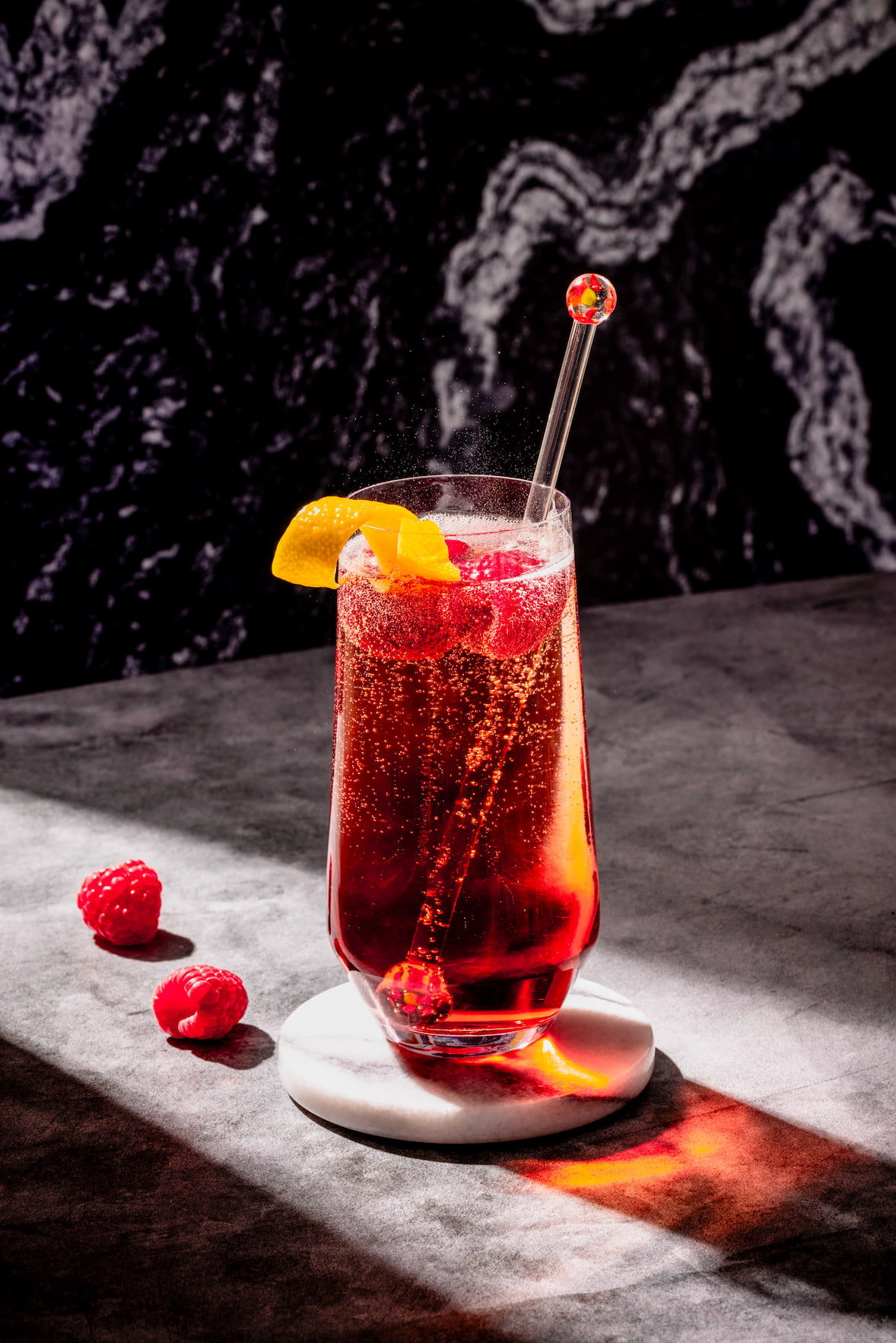 Cocktail kyr royal au champagne et crème de cassis dans une flûte élégante