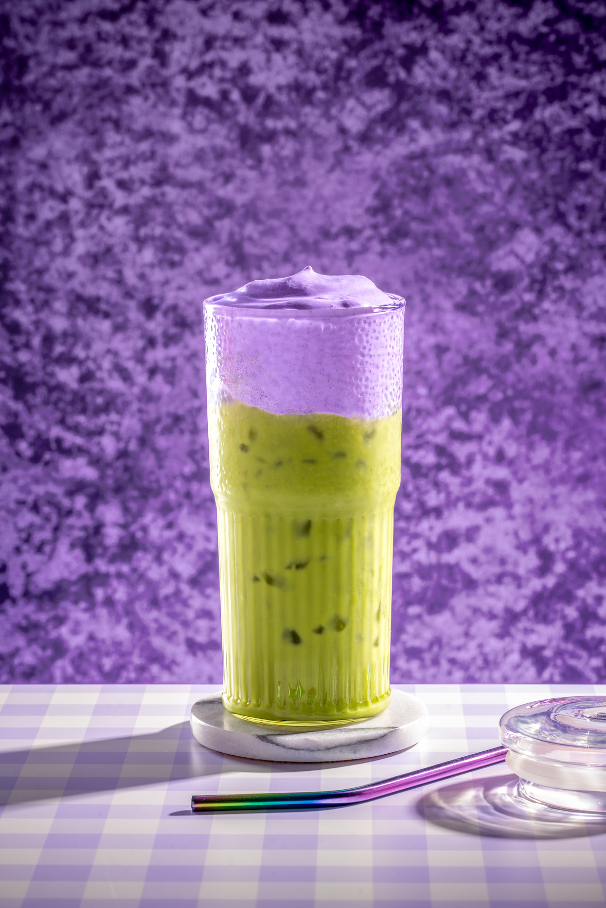 Matcha latté glacé mousse à la lavande et boisson d’avoine