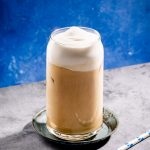 Moka blanc glacé avec mousse froide à la vanille