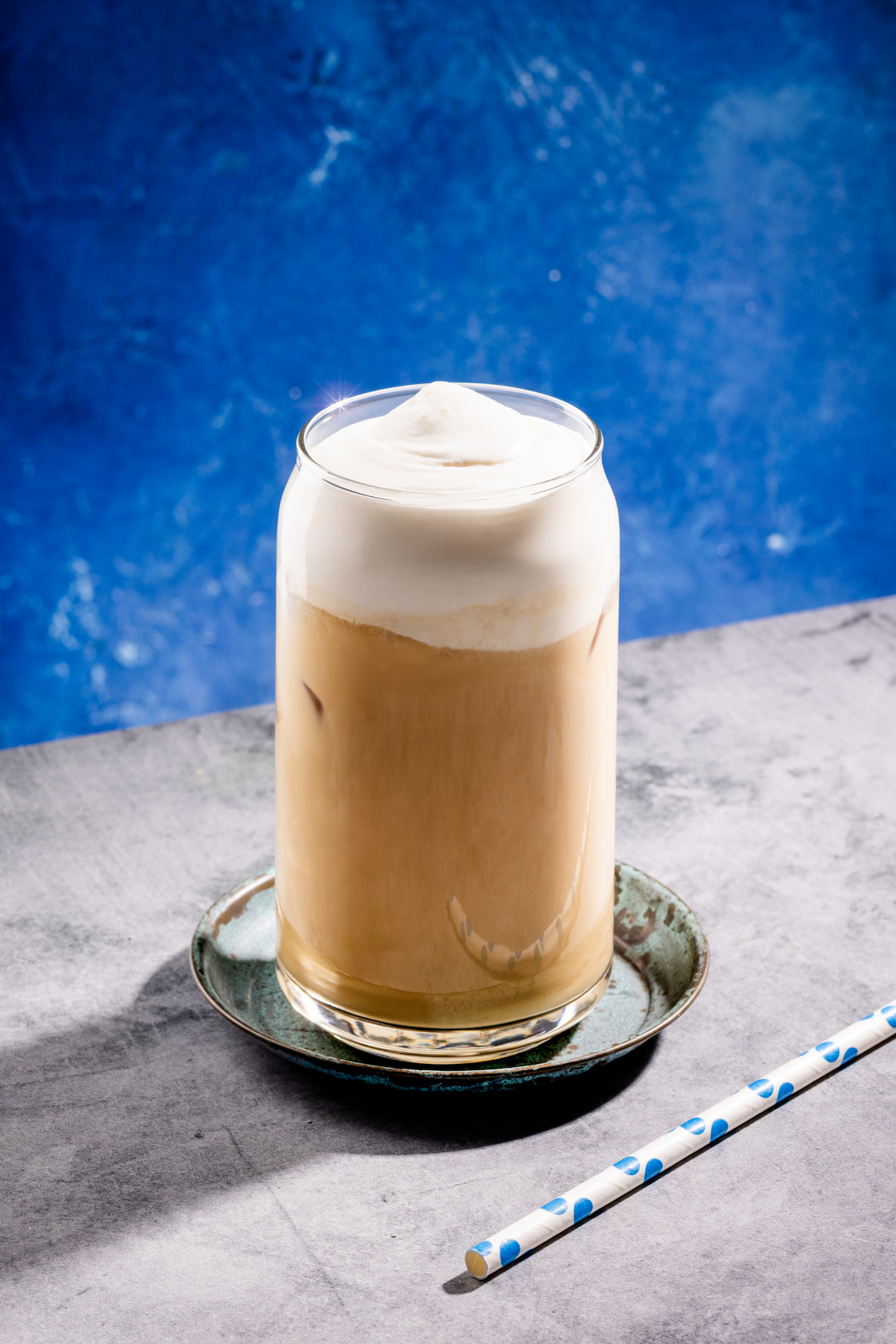 Moka blanc glacé avec mousse froide à la vanille