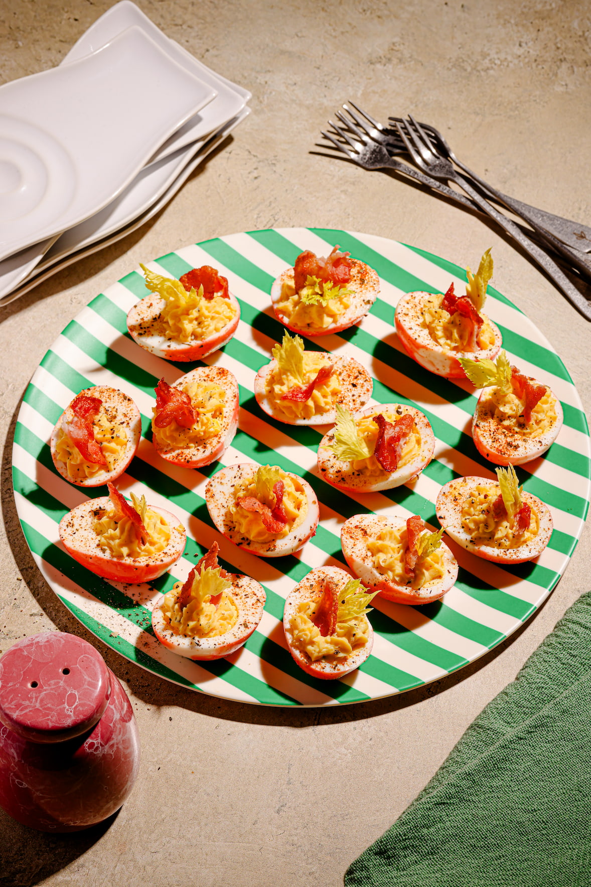 Oeufs mimosa style Bloody garnis de bacon et de feuilles de céleri