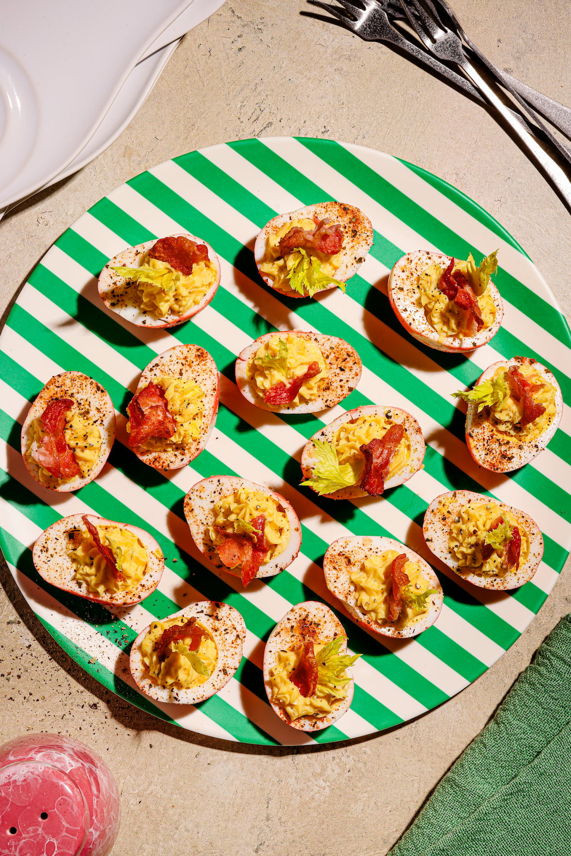 Oeufs mimosa style Bloody garnis de bacon et de feuilles de céleri