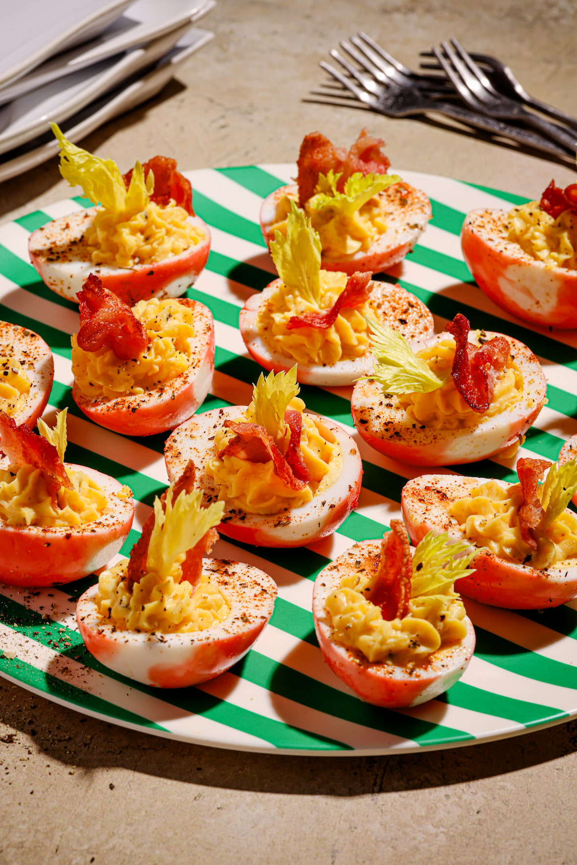 Oeufs mimosa style Bloody garnis de bacon et de feuilles de céleri