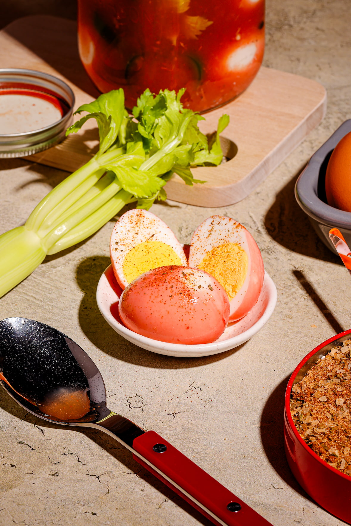 Oeufs marinés style Bloody Ceasar dans une marinade au Clamato épicée