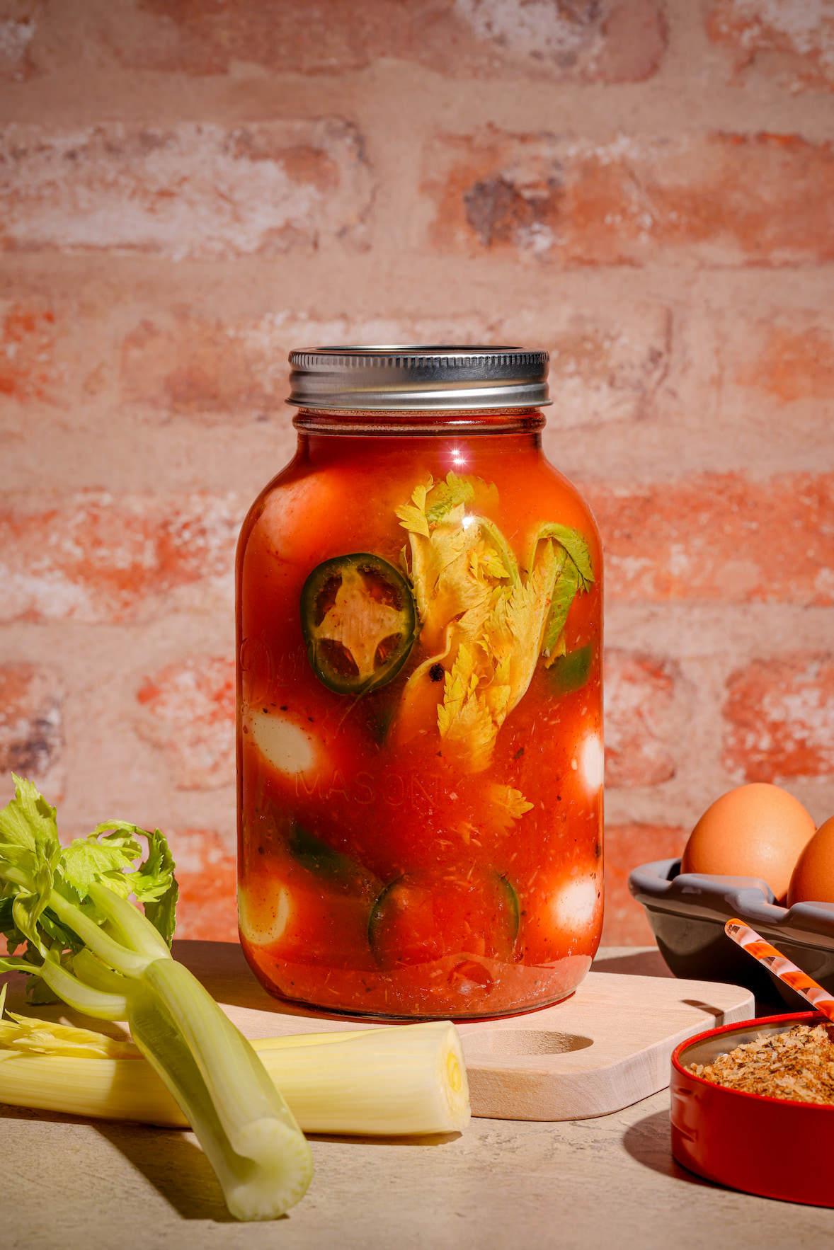 Oeufs marinés style Bloody Ceasar dans une marinade au Clamato épicée