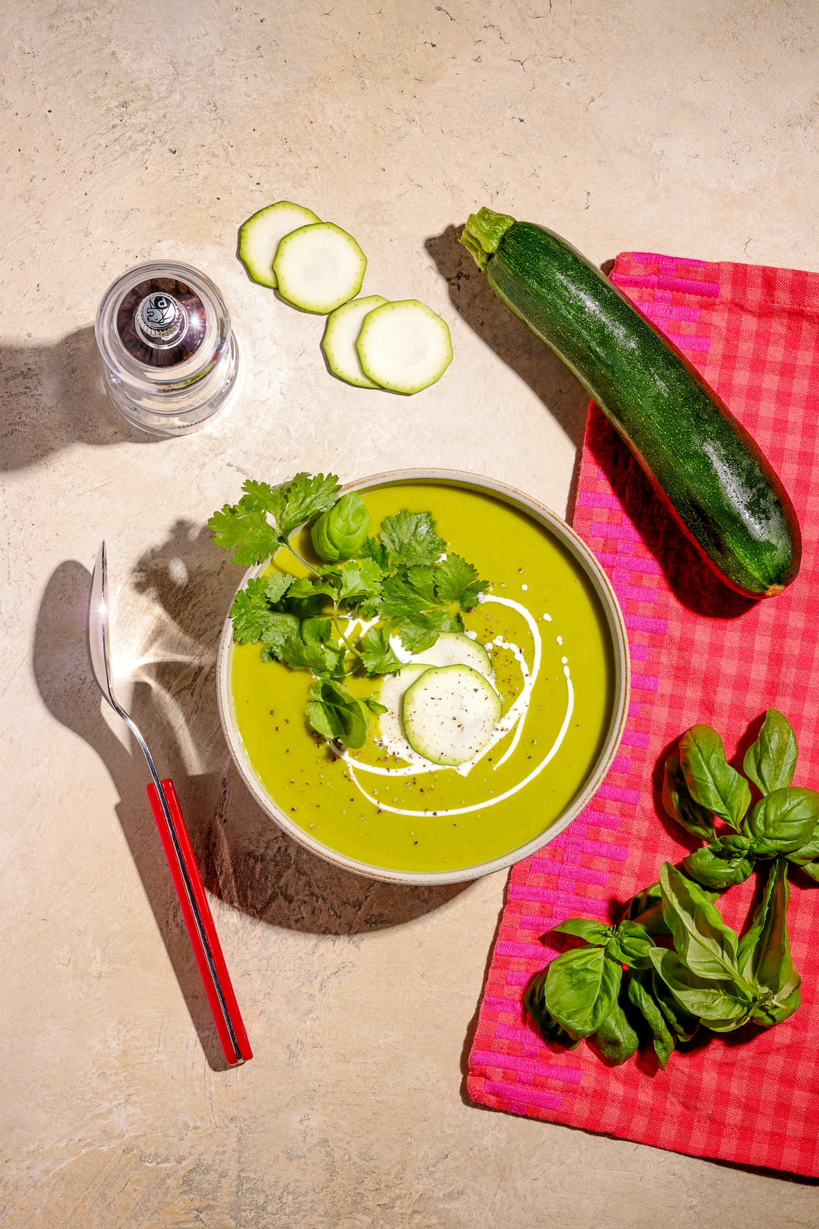 Potage aux courgettes velouté et crémeux servi chaud avec herbes fraîches