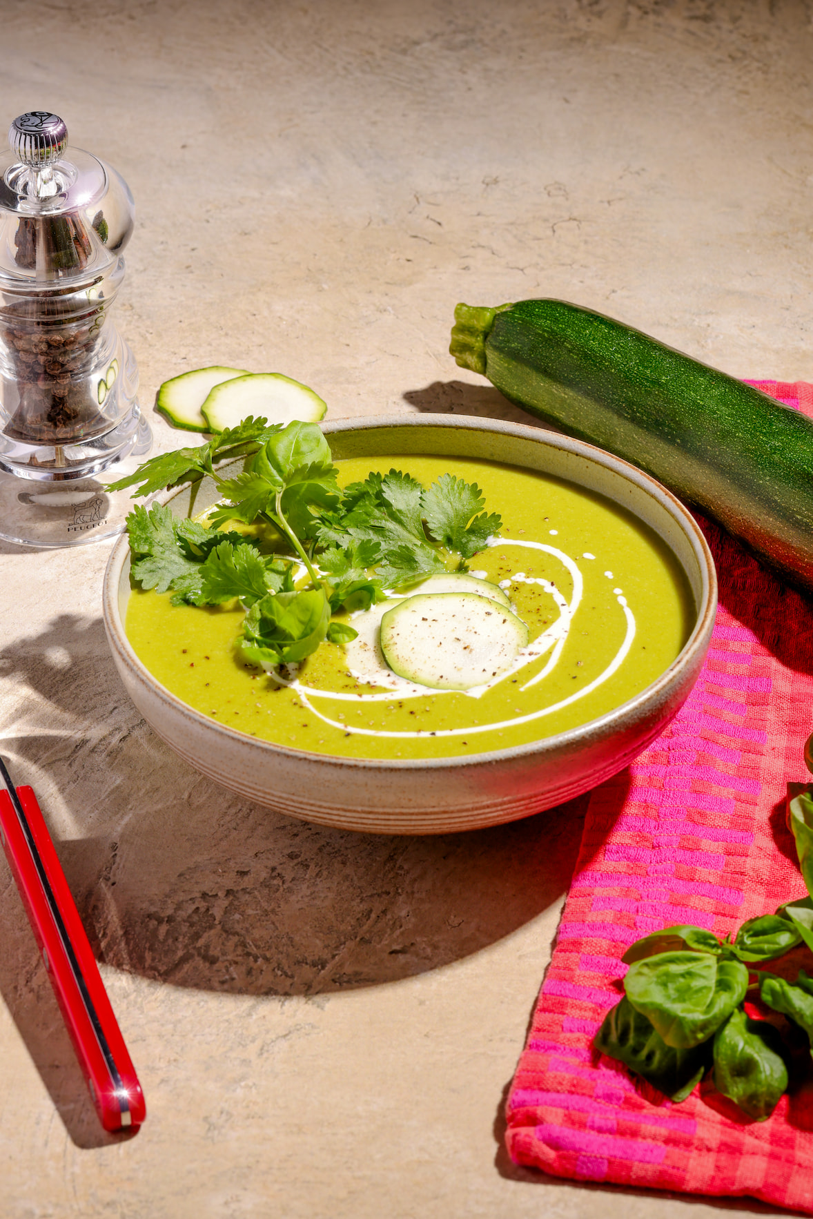 Potage aux courgettes velouté et crémeux servi chaud avec herbes fraîches