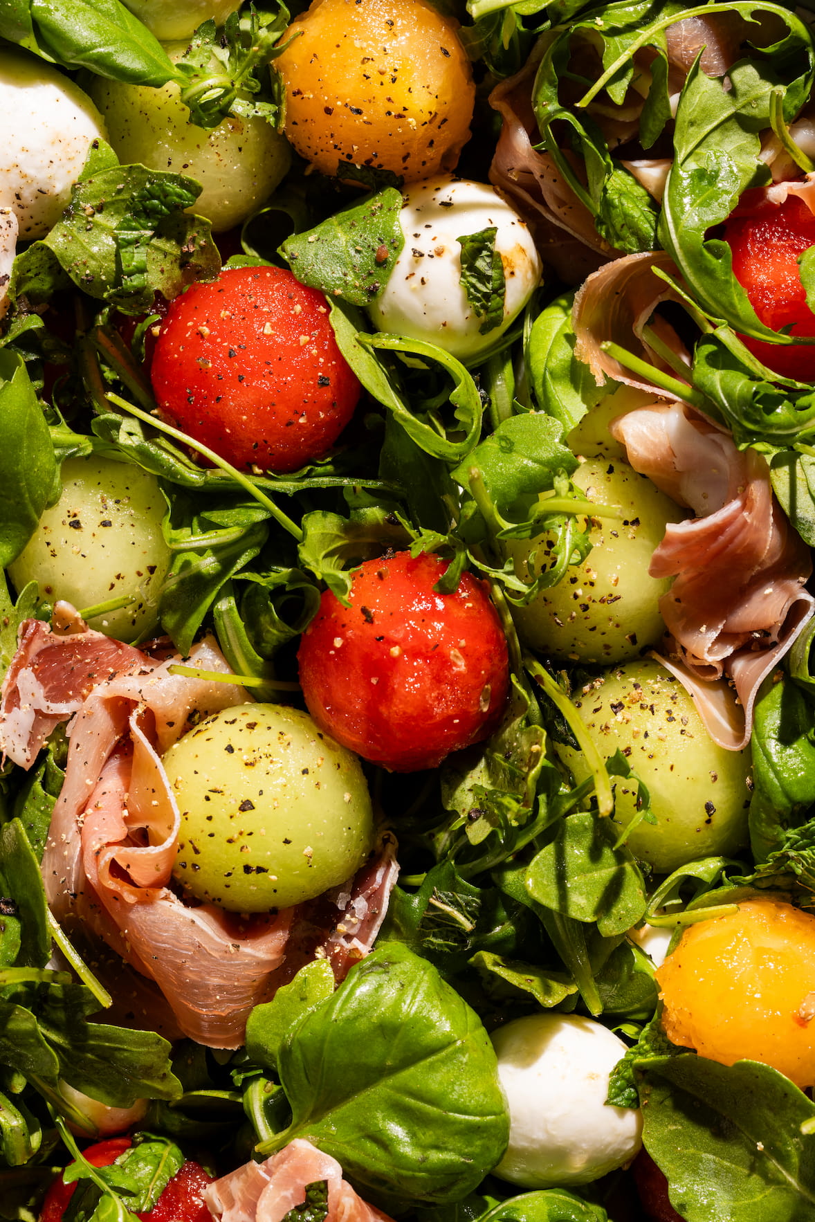 Salade de melons, bocconcini et roquette avec prosciutto et balsamique