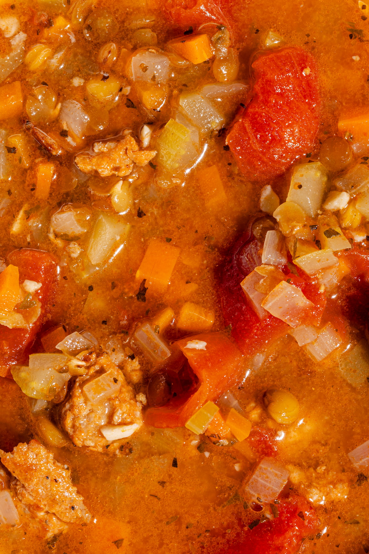 Soupe aux lentilles avec chair de saucisses dans un bol chaud et réconfortant