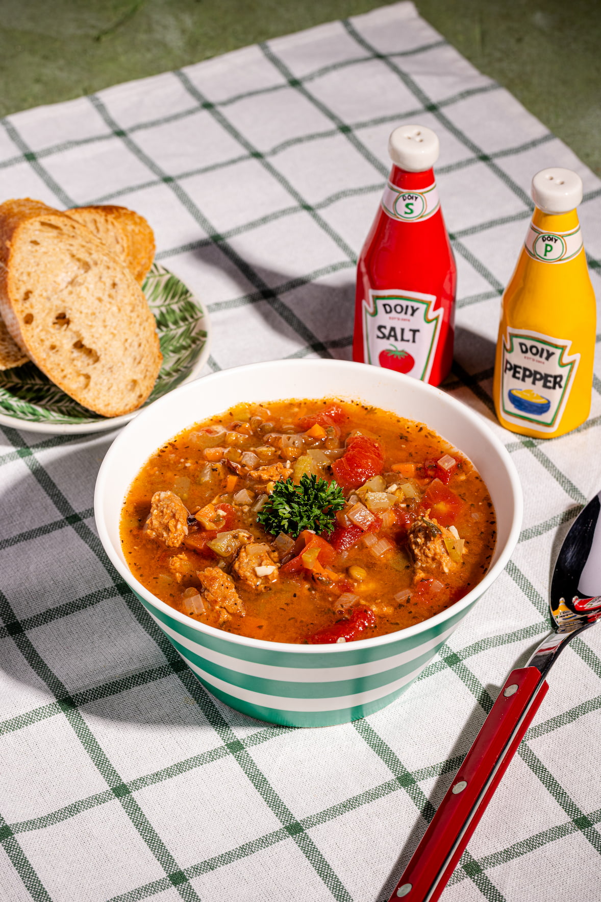 Soupe aux lentilles avec chair de saucisses dans un bol chaud et réconfortant
