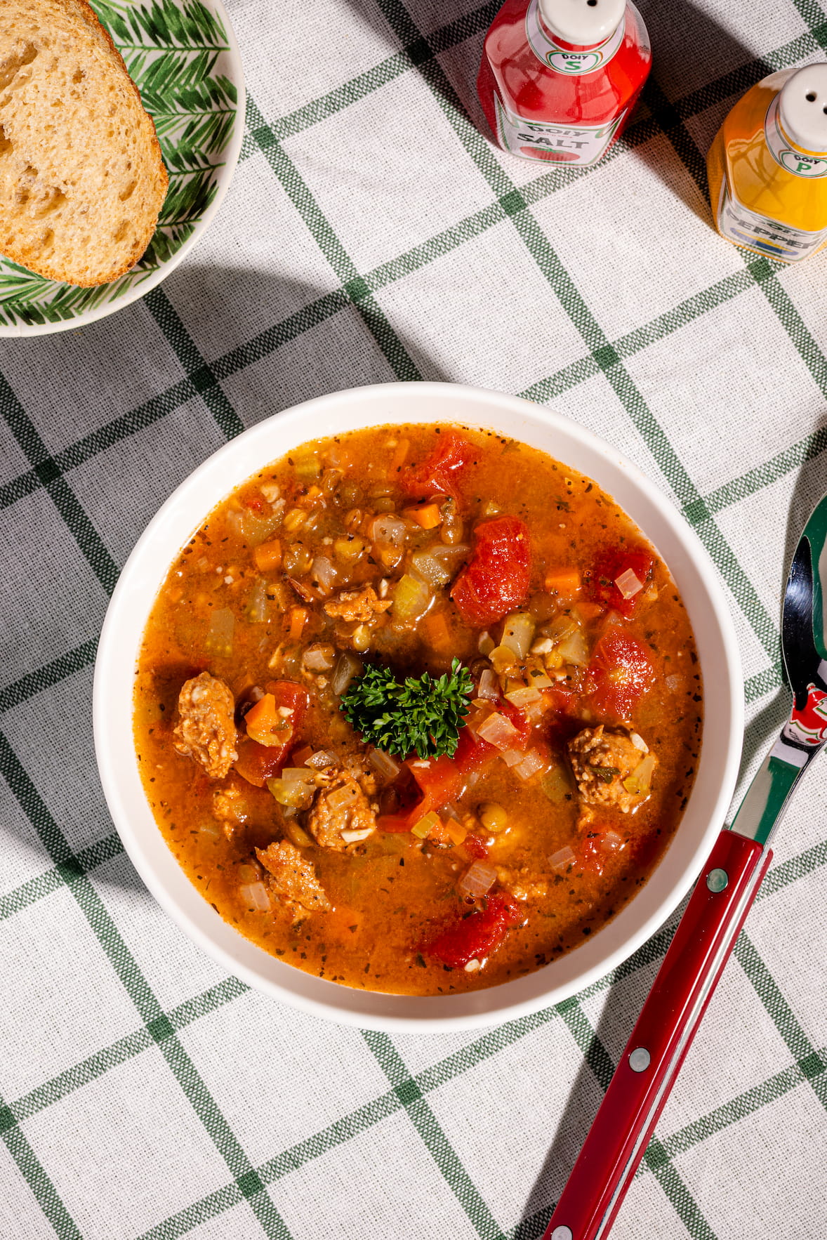 Soupe aux lentilles avec chair de saucisses dans un bol chaud et réconfortant