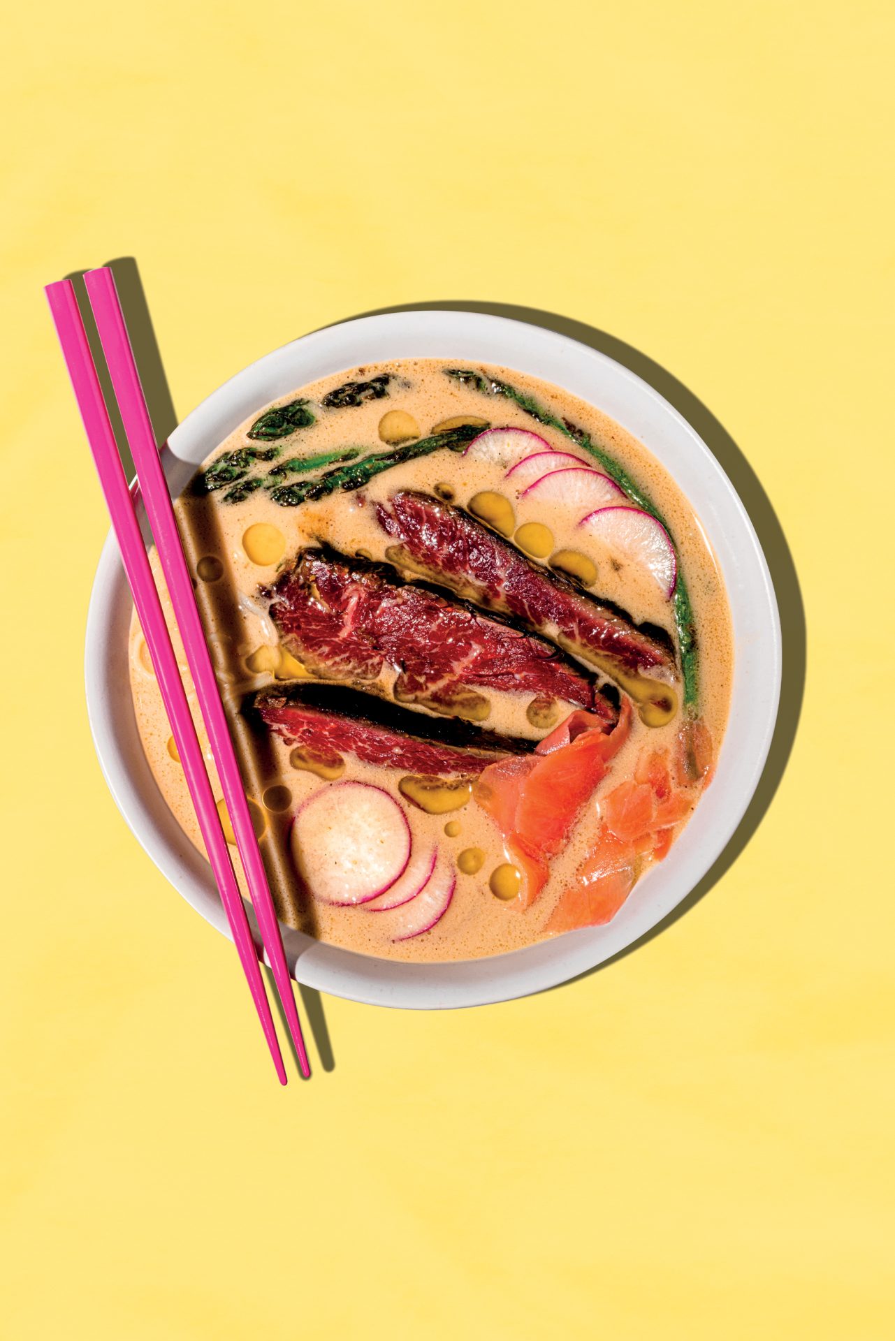 Bol de soupe ramen avec bavette de boeuf marinée et bouillon miso crémeux