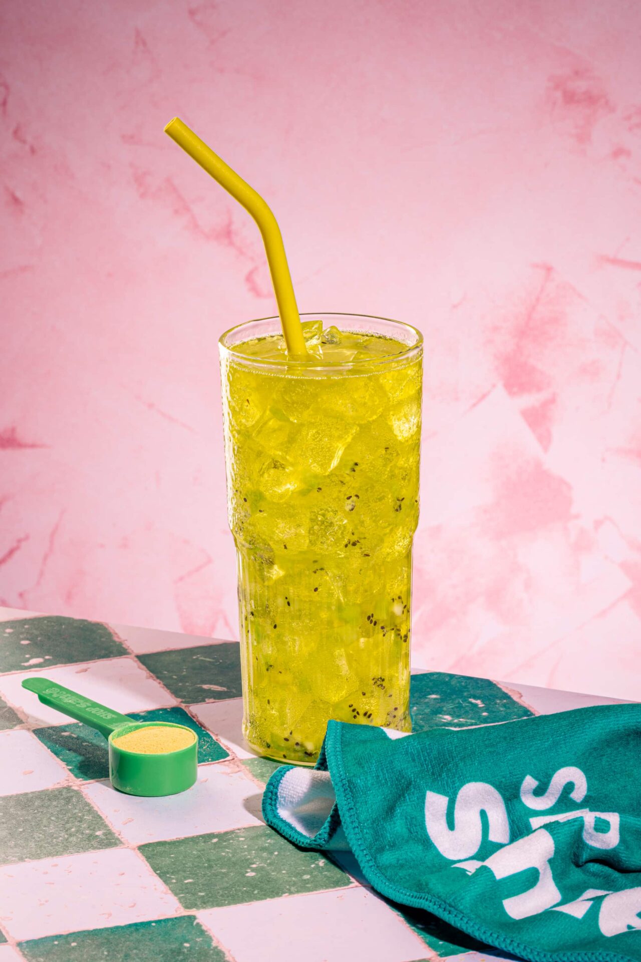 Refresher fraise-kiwi maison pétillant avec glaçons et kiwi en dés