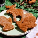 Biscuits au pain d’épices embossés et glacés