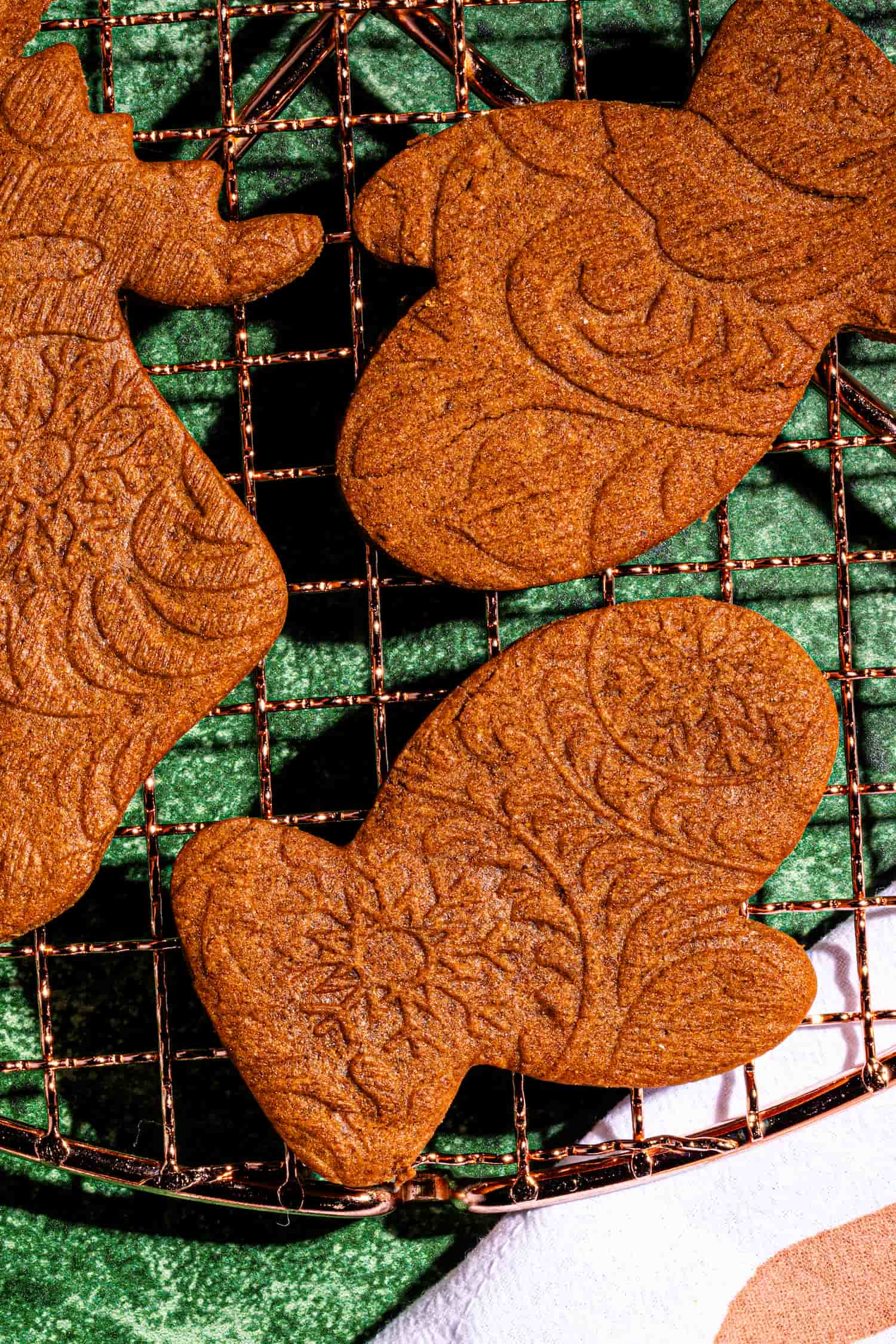 Biscuits au pain d’épices embossés et glacés décoratifs pour Noël