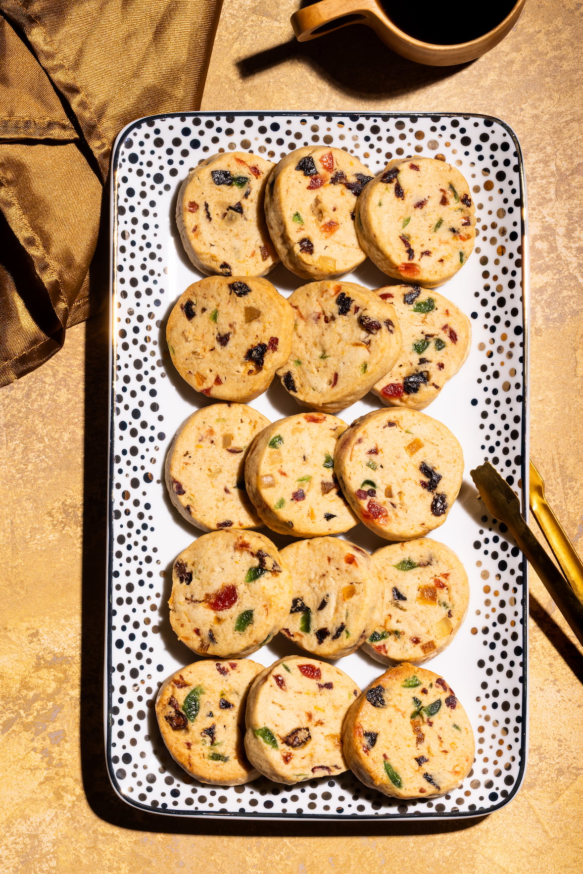 Biscuits style gâteau aux fruits maison avec fruits confits colorés et pâte dorée
