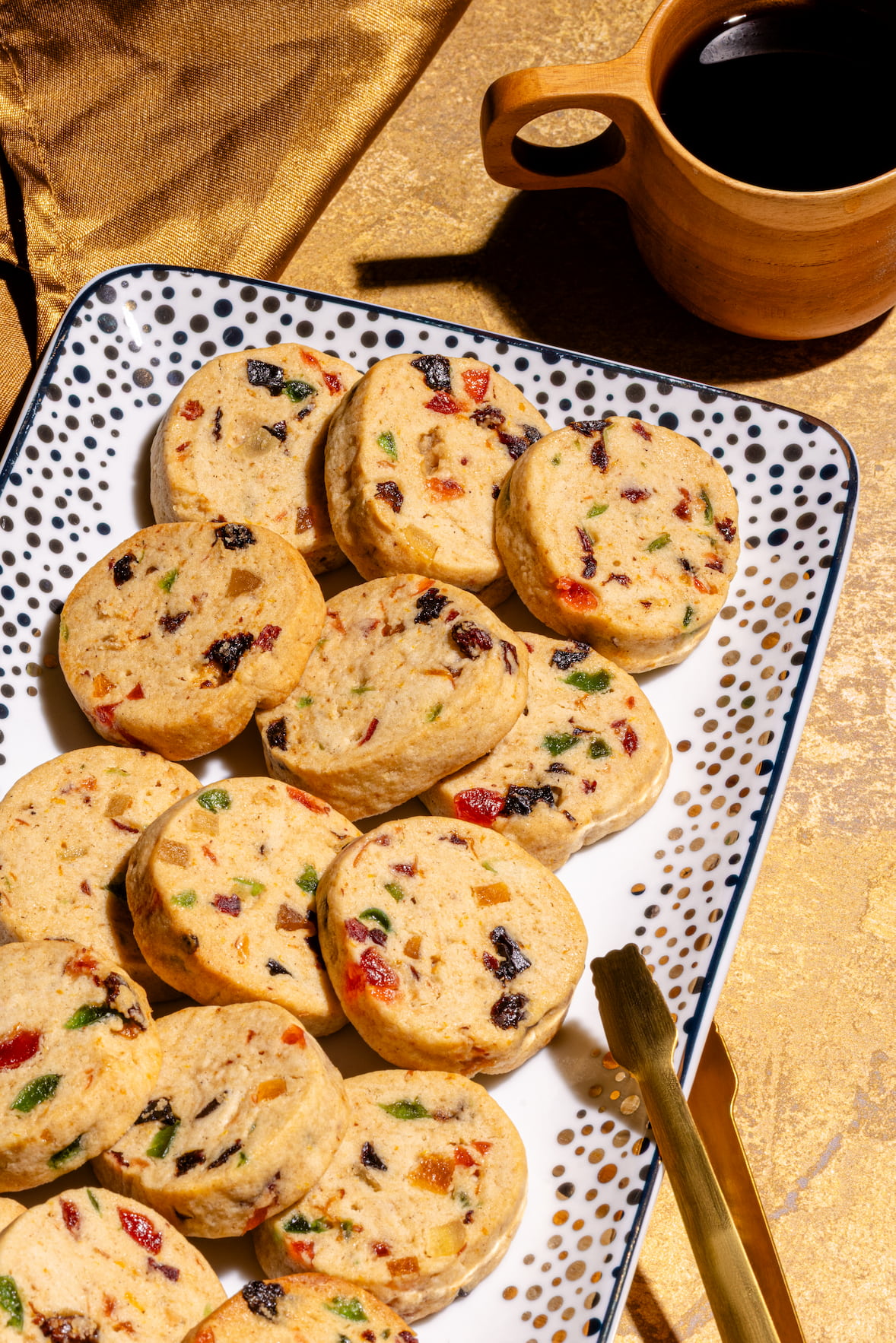 Biscuits style gâteau aux fruits maison avec fruits confits colorés et pâte dorée