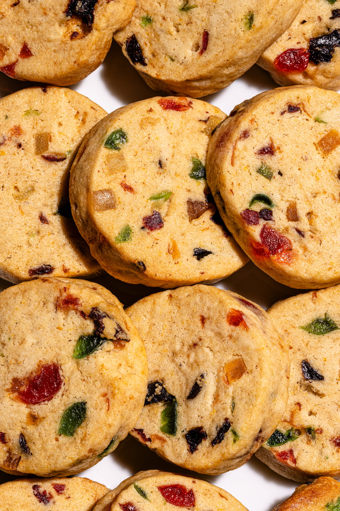 Biscuits style gâteau aux fruits maison avec fruits confits colorés et pâte dorée