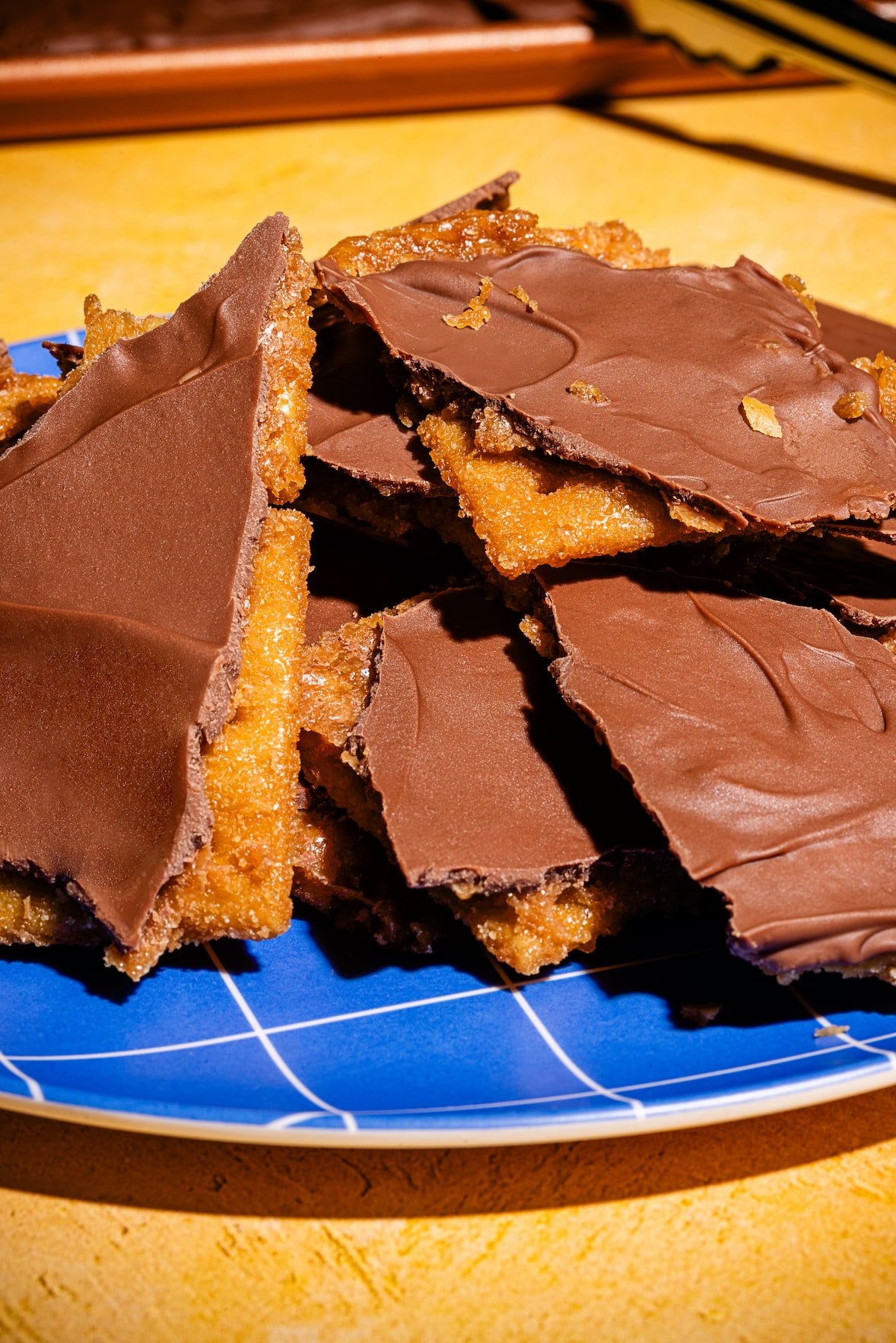 Biscuits sucrés-salés au caramel et chocolat cassés en morceaux croustillants
