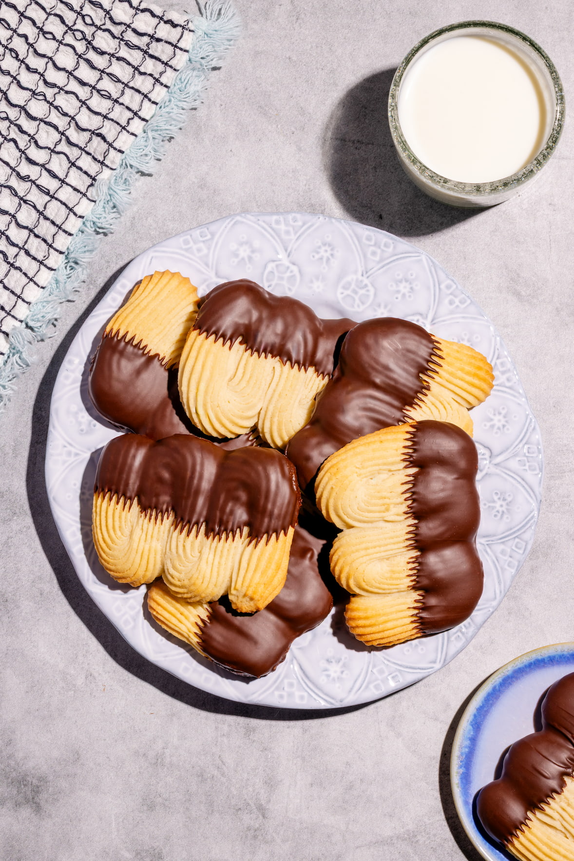 Biscuits Viennois Spritz fondants trempés dans chocolat brillant