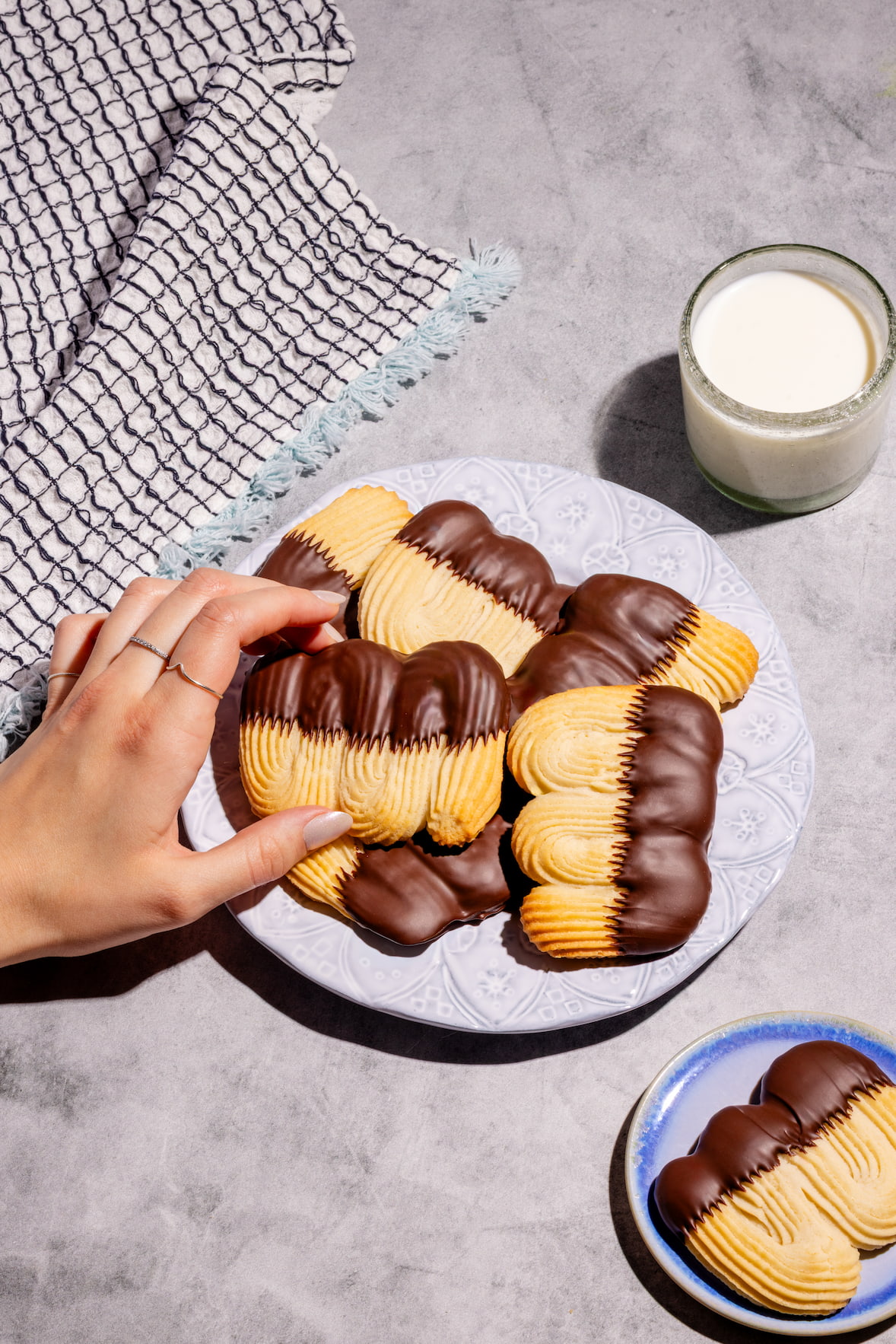 Biscuits Viennois Spritz fondants trempés dans chocolat brillant