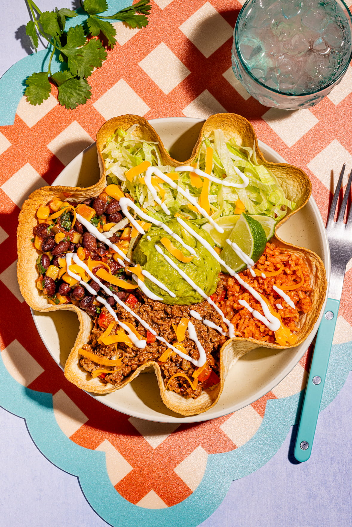 Bol burrito mexicain au boeuf avec tortilla en fleur croustillante