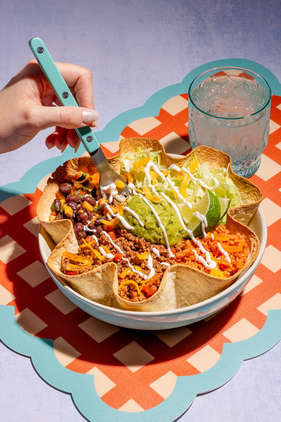 Bol burrito mexicain au boeuf avec tortilla en fleur croustillante