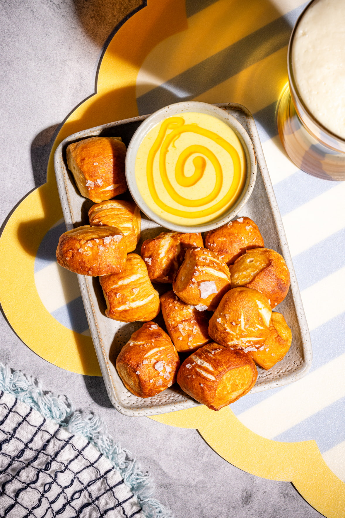 Bouchées de bretzels maison dorées et brillantes servies avec sauce miel-moutarde