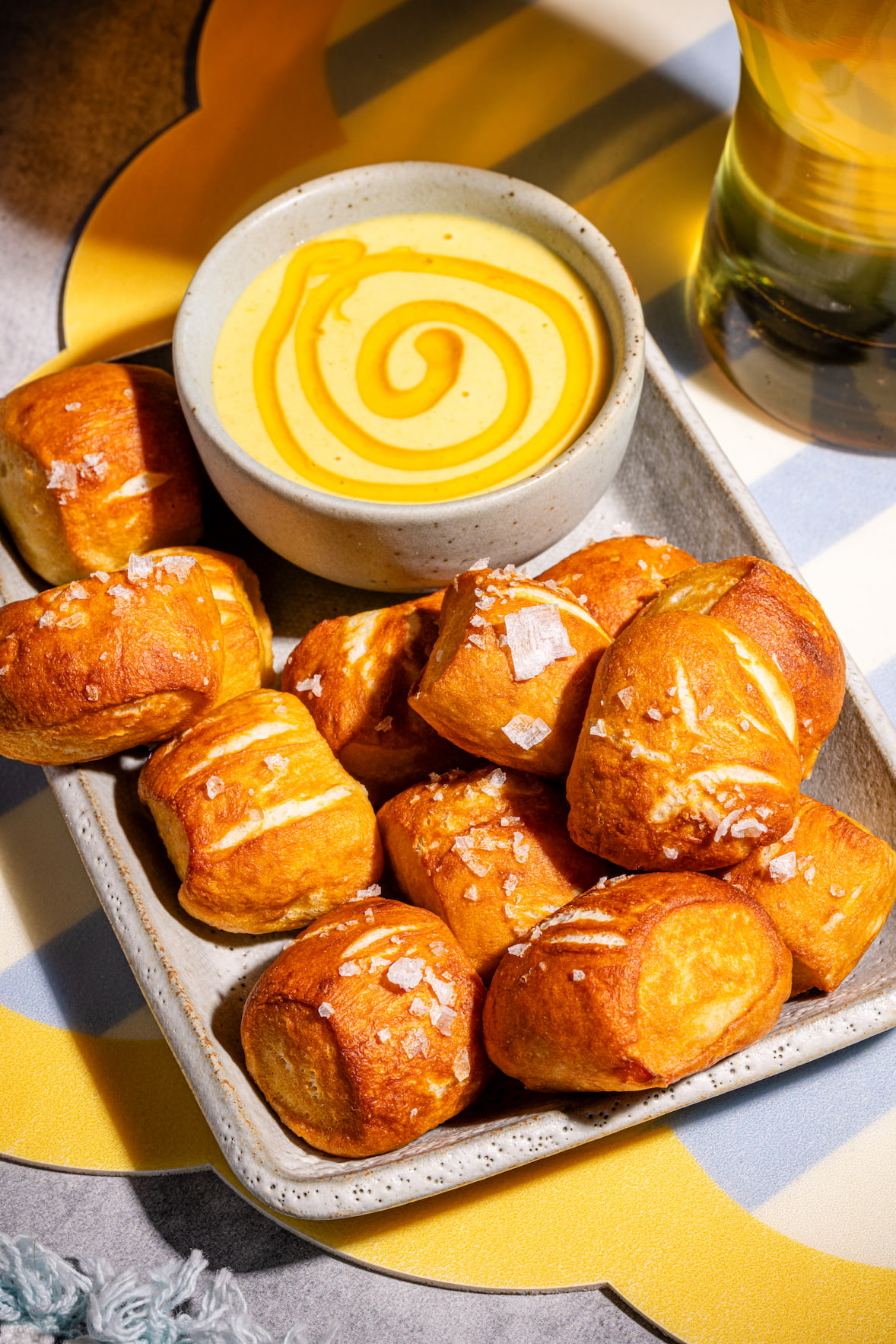 Bouchées de bretzels maison dorées et brillantes servies avec sauce miel-moutarde