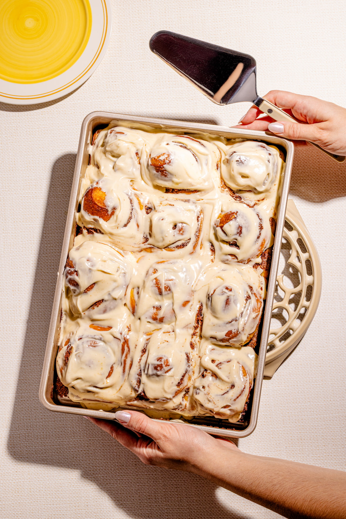 Brioches à la cannelle maison moelleuses avec glaçage crémeux au fromage à la crème