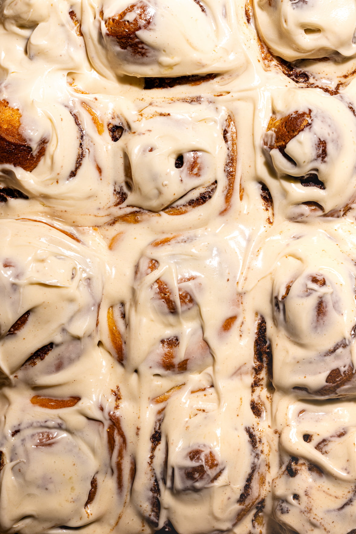 Brioches à la cannelle maison moelleuses avec glaçage crémeux au fromage à la crème