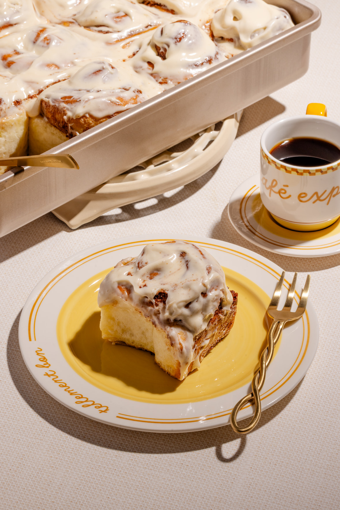 Brioches à la cannelle maison moelleuses avec glaçage crémeux au fromage à la crème