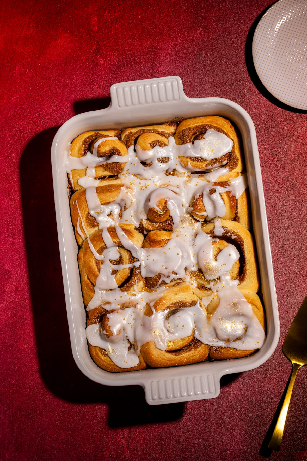Brioches aux épices de Noël maison moelleuses avec glaçage sucré