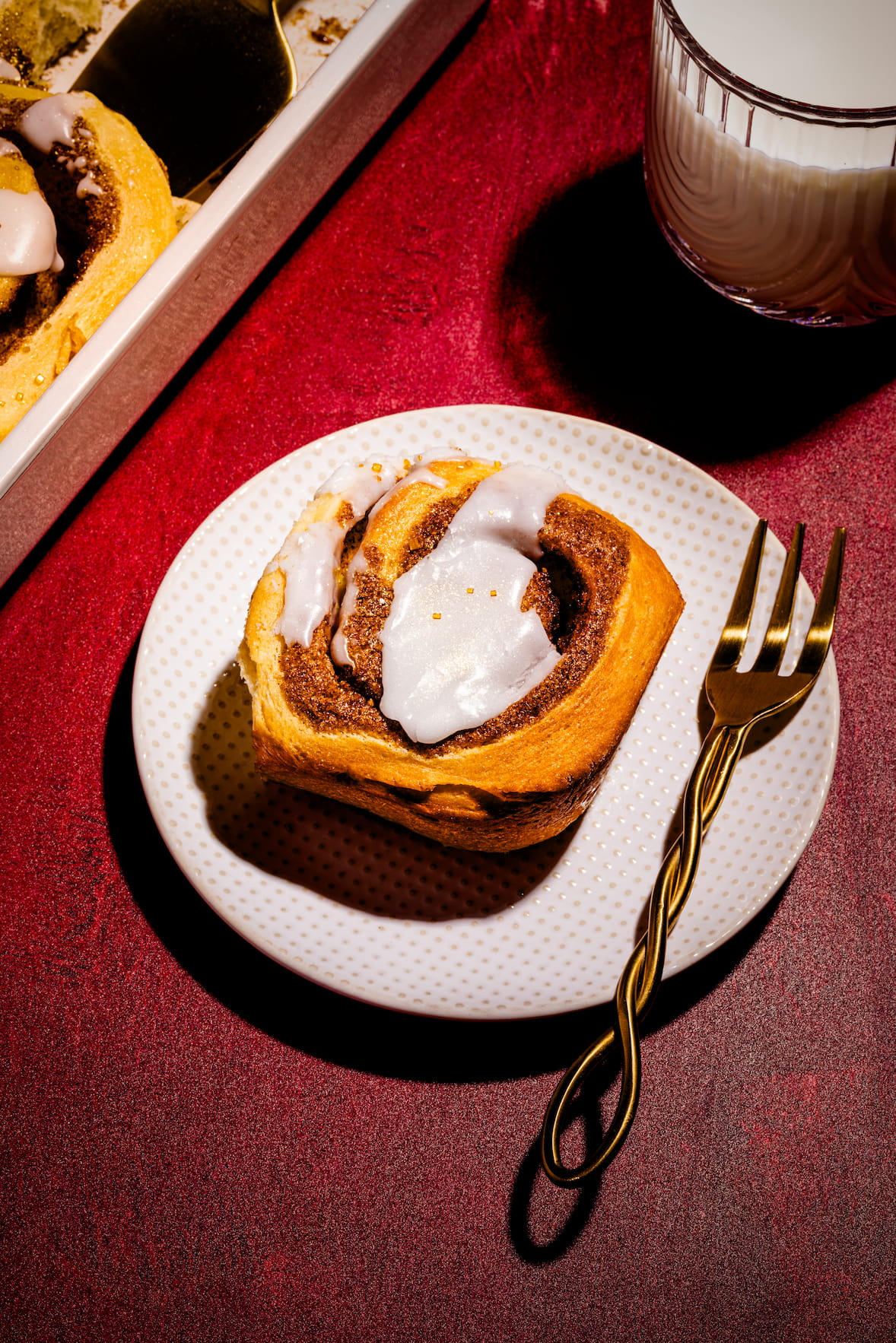 Brioches aux épices de Noël maison moelleuses avec glaçage sucré