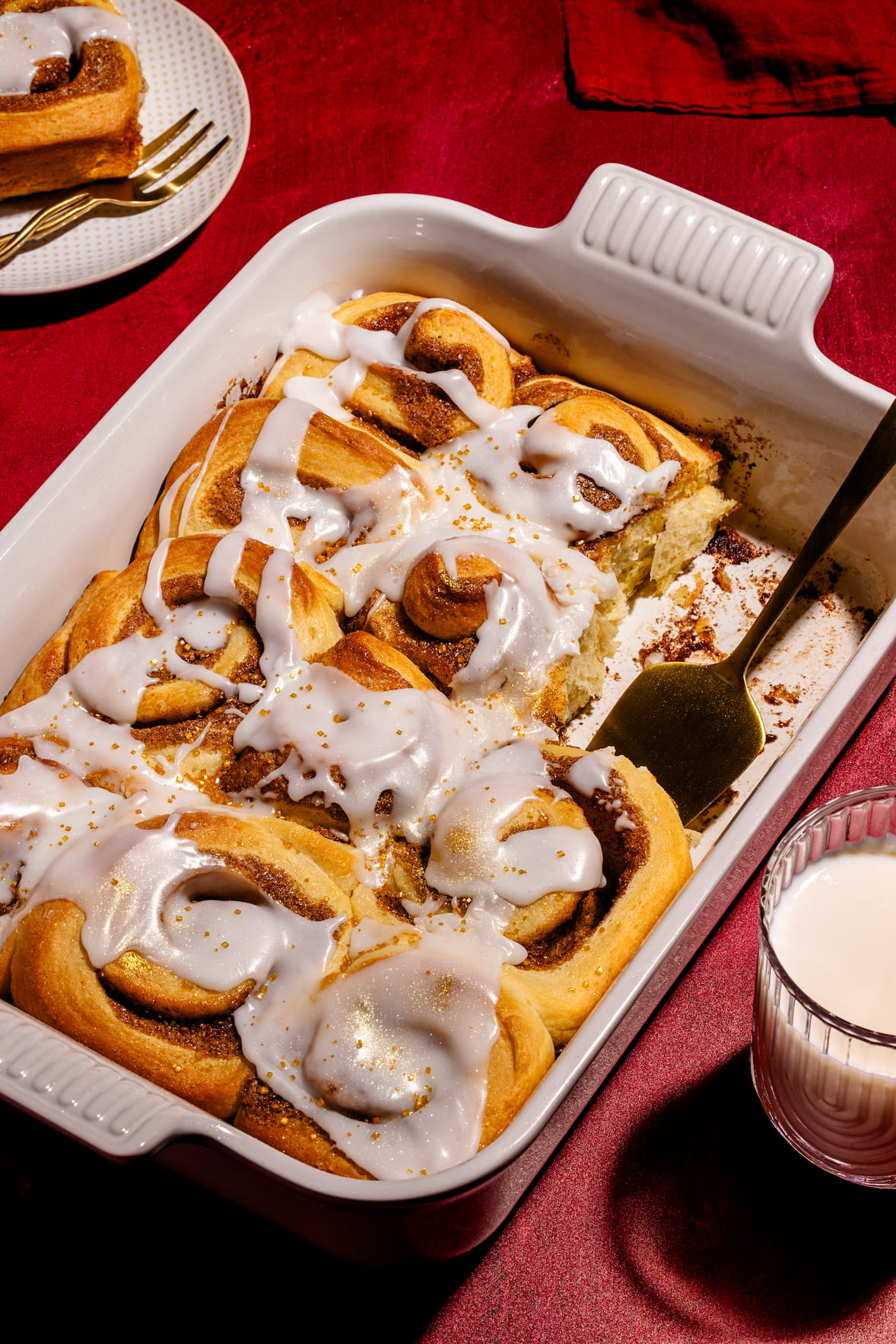Brioches aux épices de Noël maison moelleuses avec glaçage sucré