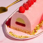 Bûche aux framboises et aux pistaches