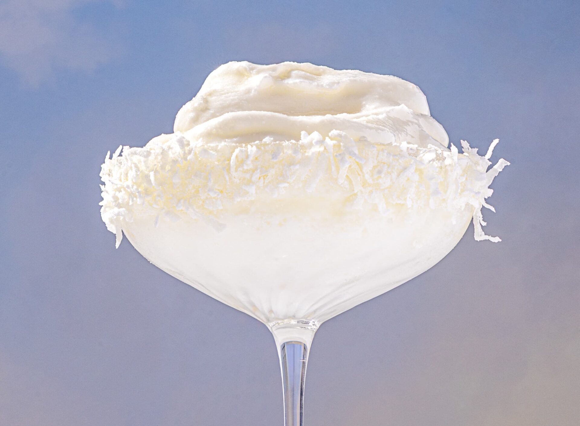 Cocktail de Noël blanc à base de noix de coco et de rhum Malibu