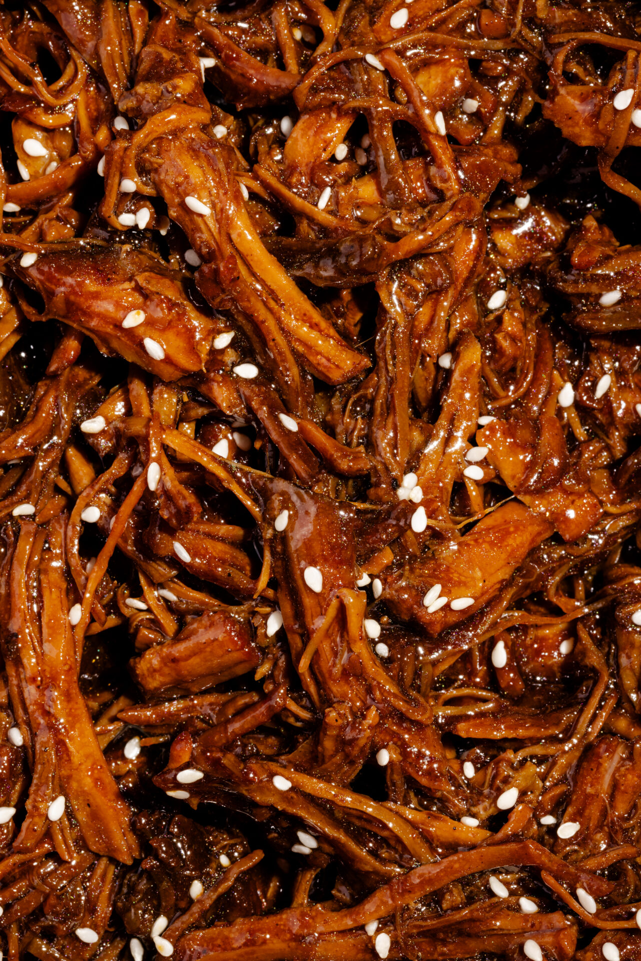 Porc effiloché asiatique à la mijoteuse avec sauce hoisin brillante et miel.