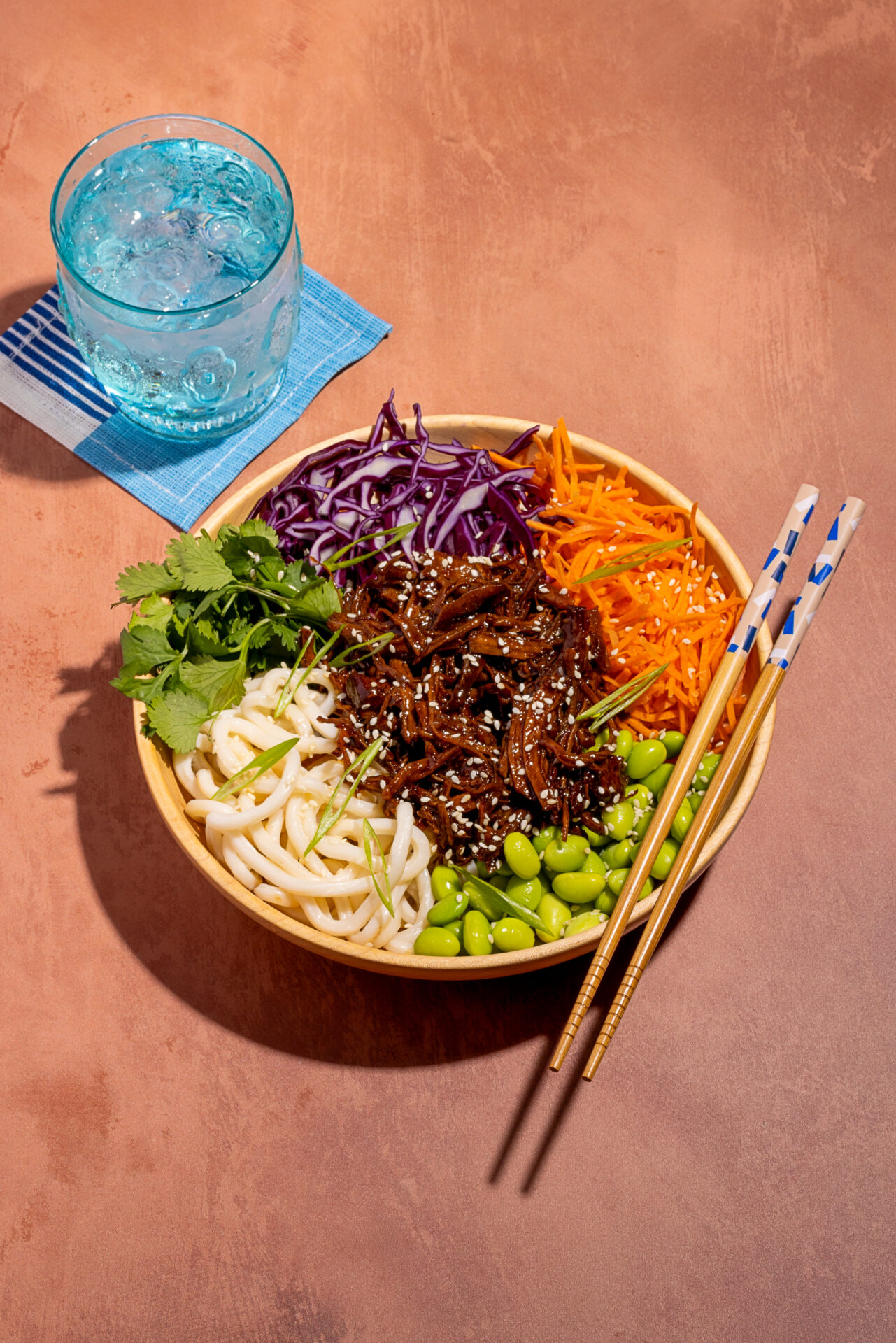 Bol-repas au porc effiloché asiatique avec udon, edamames et légumes croquants