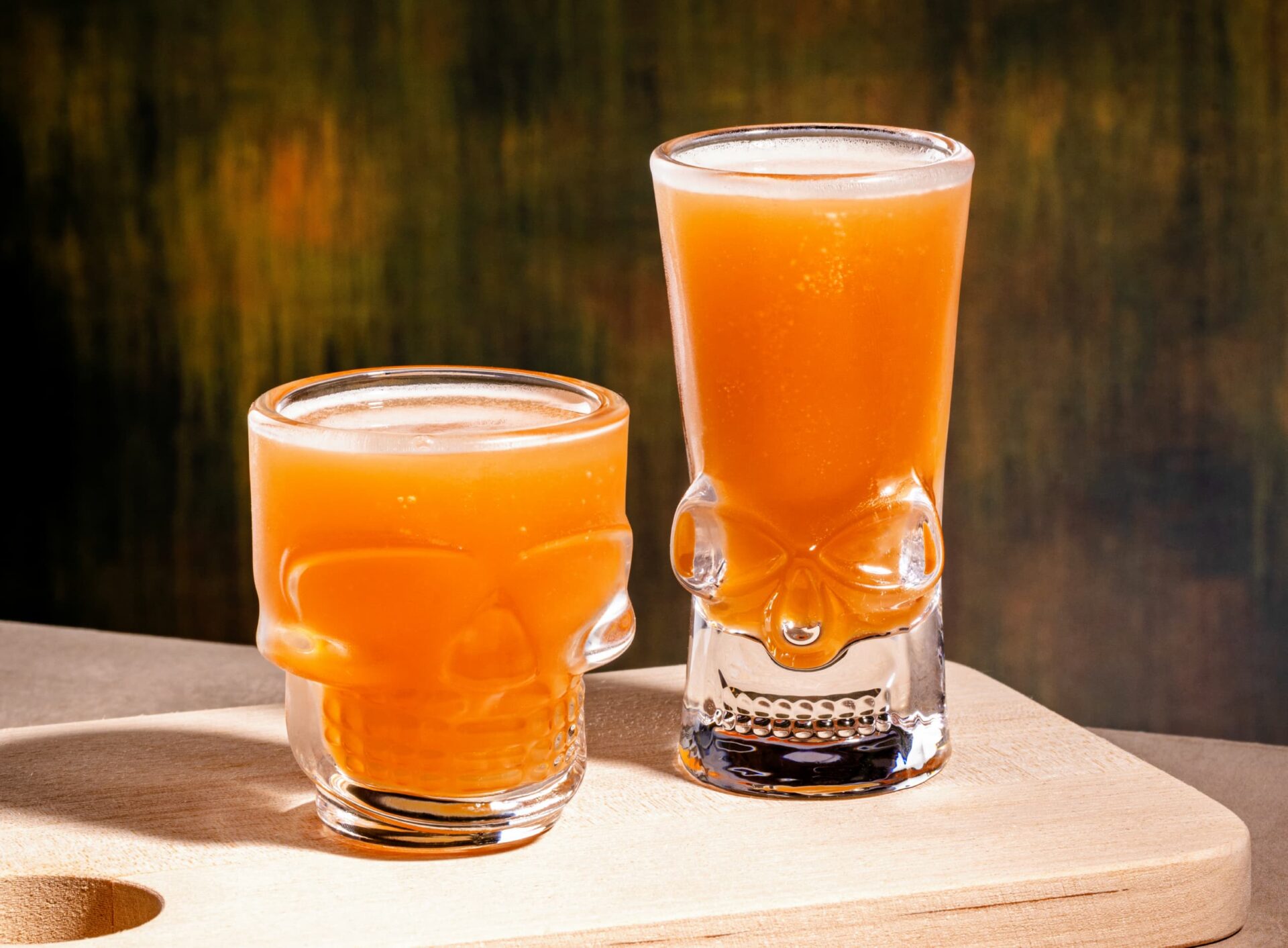 Deux shooters alcoolisés sur une planche de bois