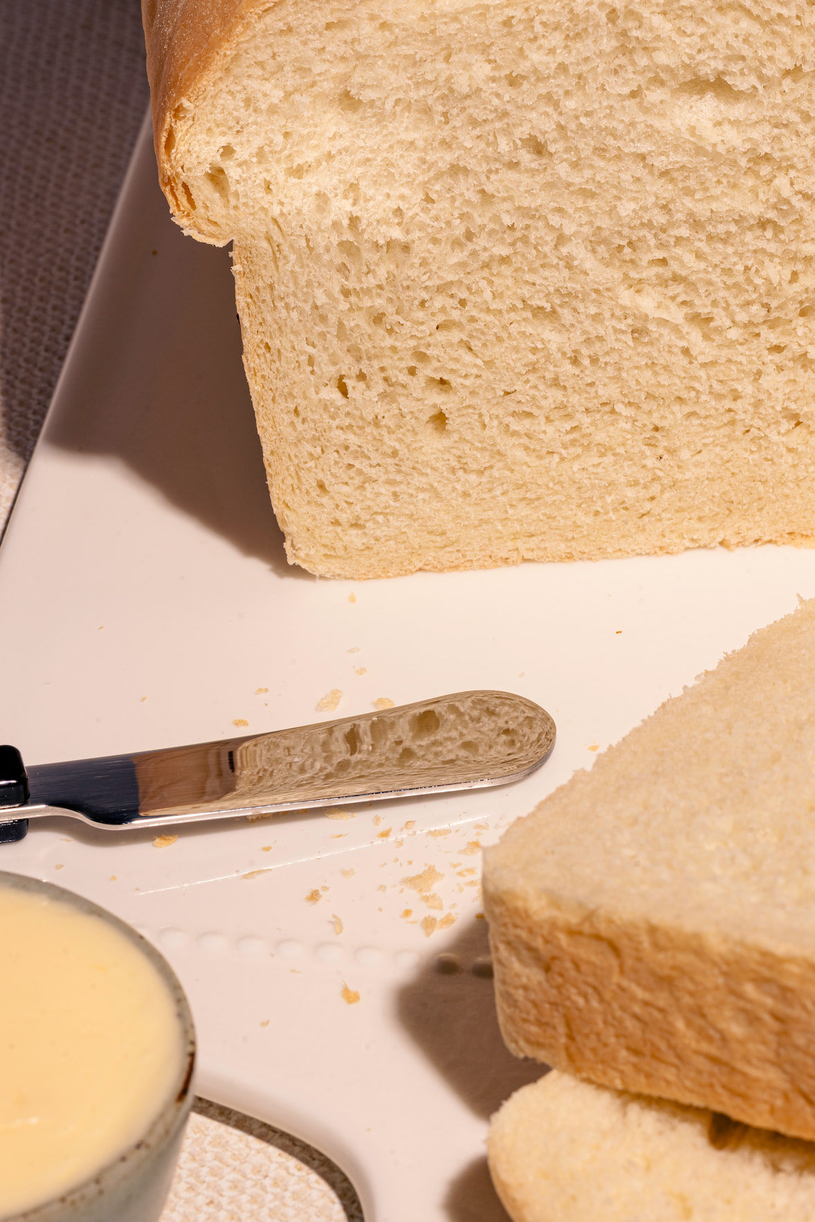 Pain de ménage maison moelleux à mie tendre cuit au four traditionnel