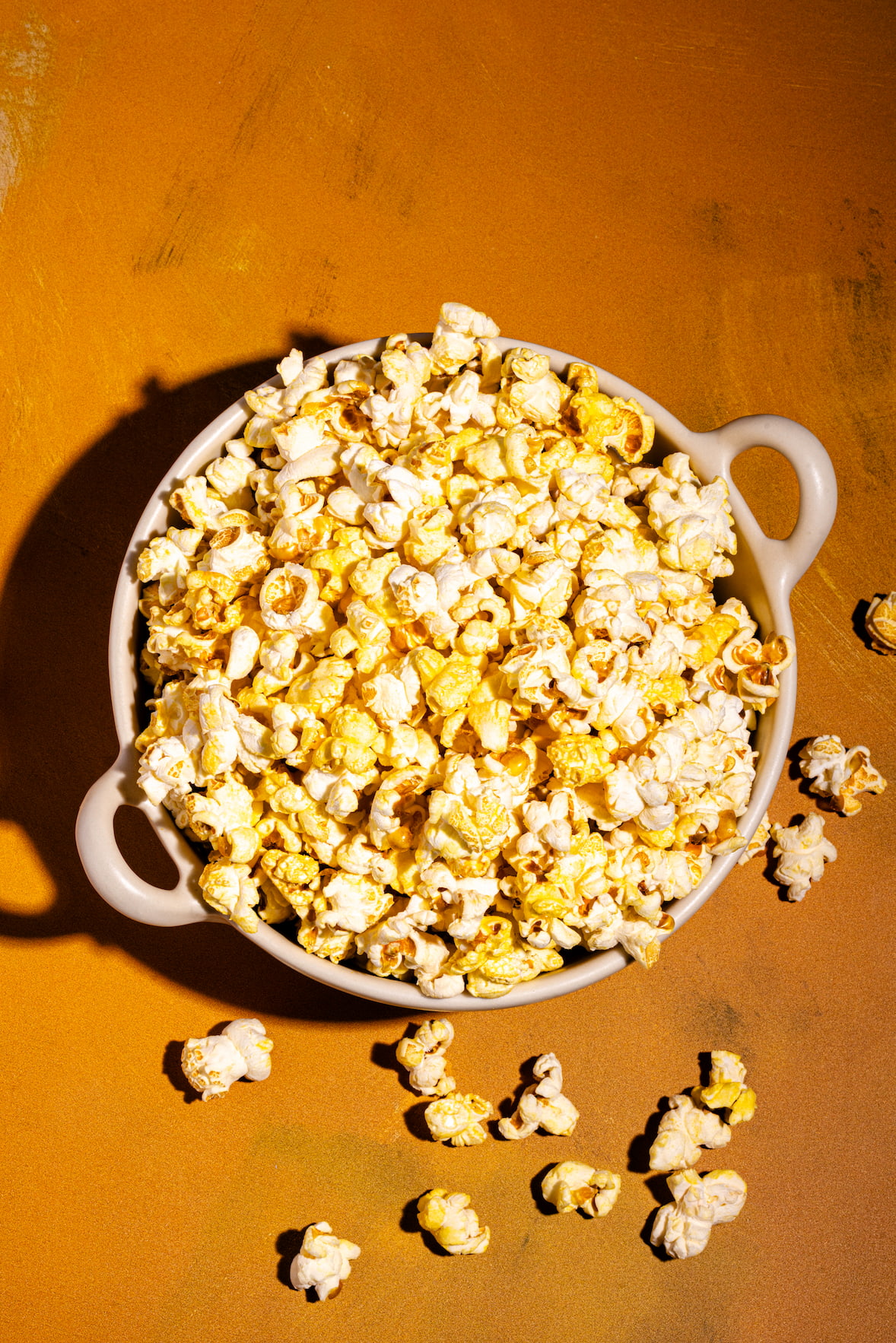 Popcorn au beurre comme au cinéma doré, style cinéma maison